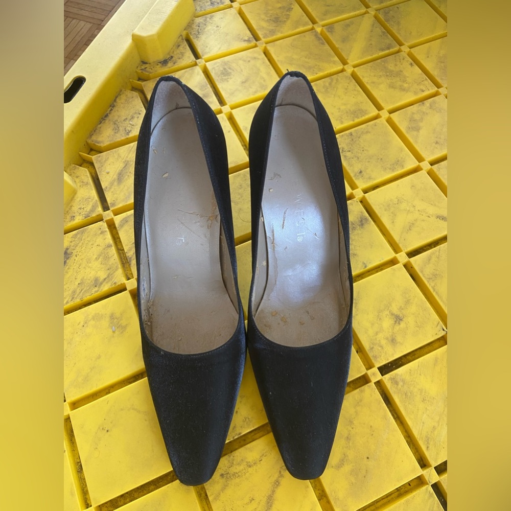 Nine West Black Satin Pumps